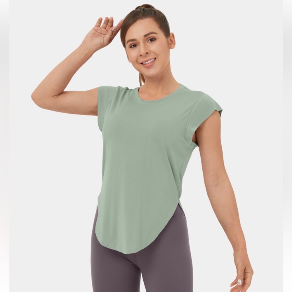NWT’s Halara Women's Round Neck Curved Hem Yoga Sports Top Frosty Green Sz M